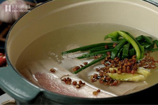 归禾小食堂|秘制蒜泥白肉,夏日份美味的做法图解1