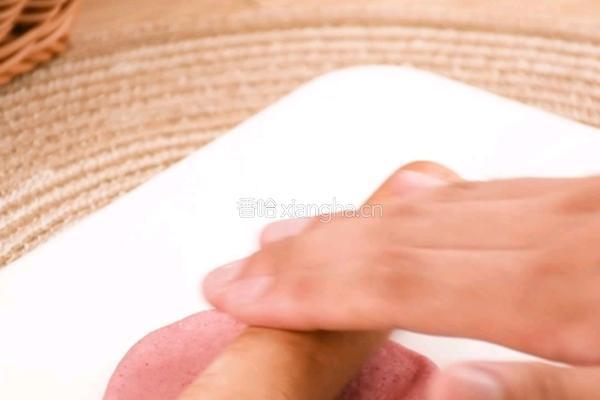 以假乱真的玫瑰馒头给早餐增添一份浪漫的做法图解3