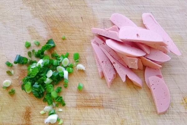 青菜火腿鸡蛋面的做法图解1