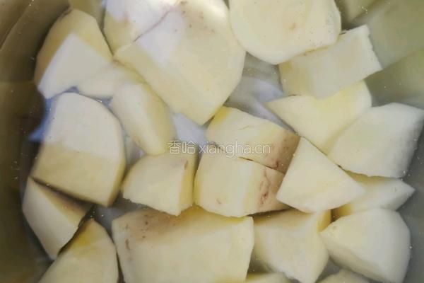 土豆西红柿炖牛肉的做法图解2