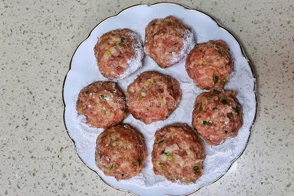 吃不够的外酥里嫩的乾坤肉丸的做法图解7