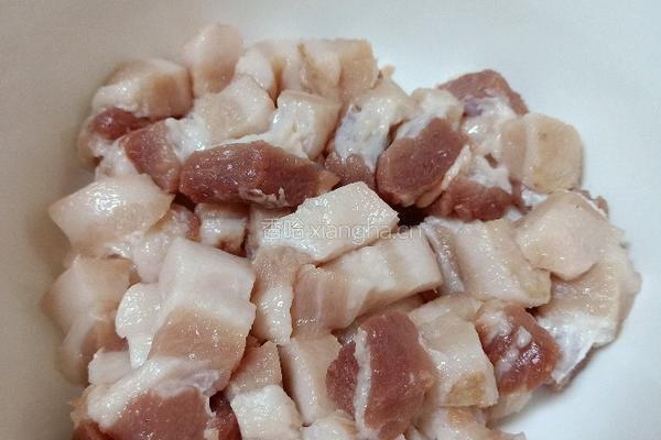 红烧肉炖土豆的做法图解1