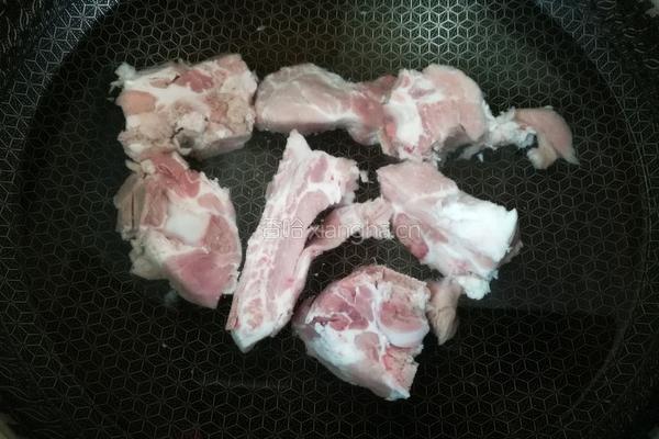 营养又美味的菌菇排骨汤的做法图解2