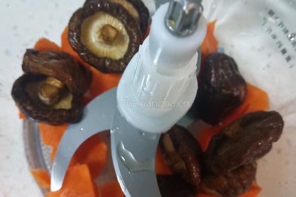猪肉香菇水饺的做法图解1
