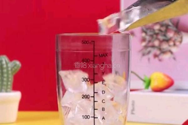香茅莓莓水果茶的做法图解1