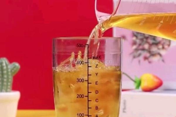 香茅莓莓水果茶的做法图解3