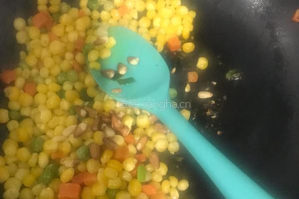 松仁玉米的做法图解2