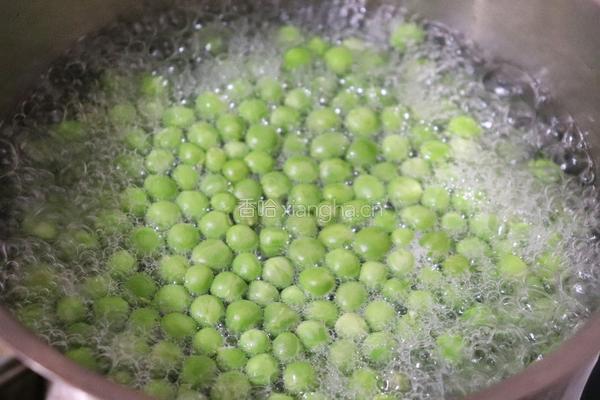 咸蛋黄焗豌豆的做法图解1
