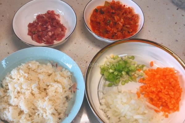 自制辣白菜炒饭的做法图解1