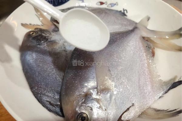 空气炸锅の烤白鲳鱼的做法图解2