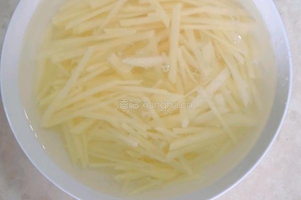 酸辣土豆丝的做法图解1