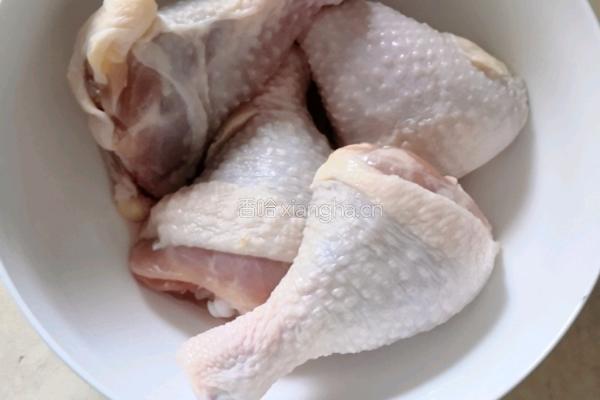 辣椒炒鸡腿肉的做法图解1