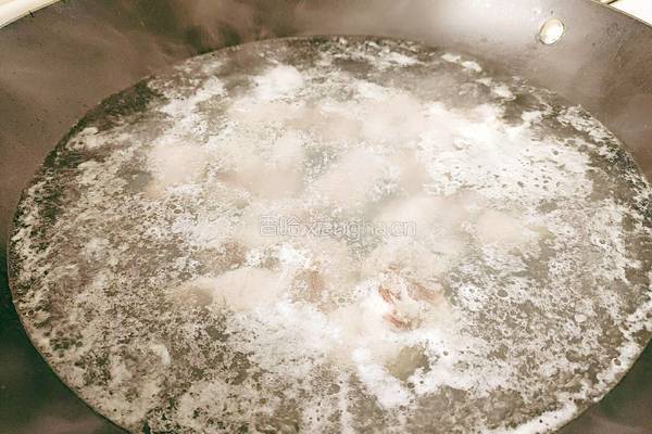番茄玉米排骨汤的做法图解3