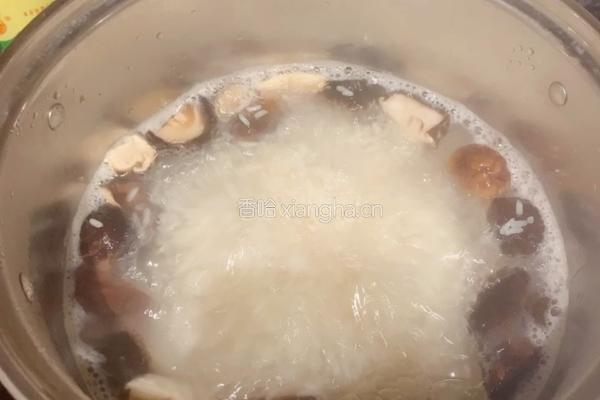 香菇青菜瘦肉粥的做法图解3