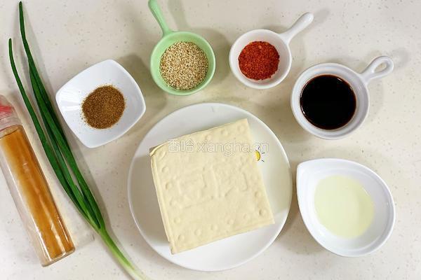 孜然烤豆腐的做法图解1
