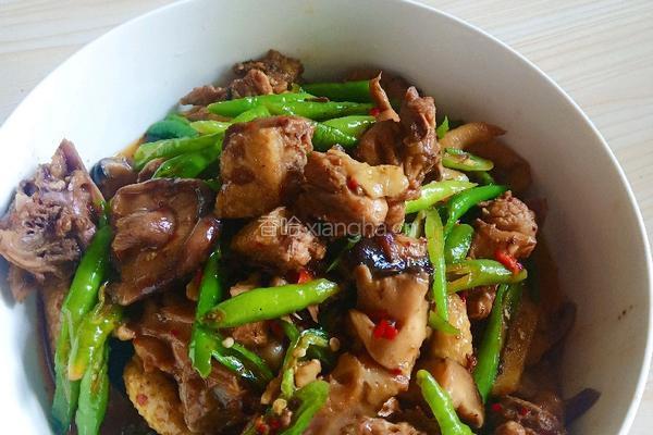 香菇炒鸡肉的做法图解5