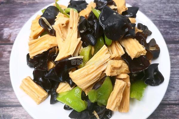 辣味木耳炒腐竹的做法图解6