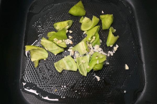 辣味木耳炒腐竹的做法图解3