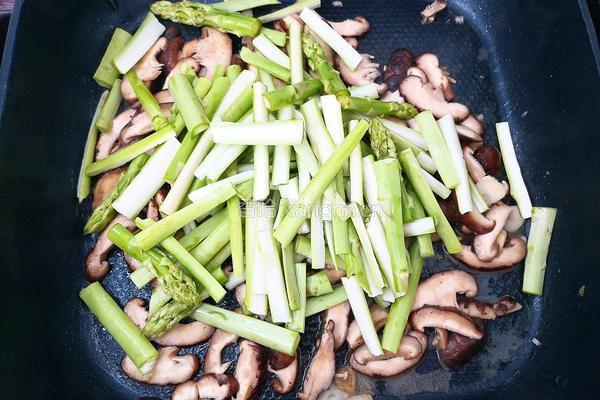 蒜香芦笋炒香菇的做法图解5