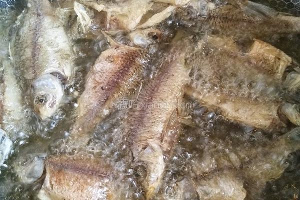 香酥小鲫鱼的做法图解2