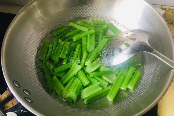 芹菜炒腊肉的做法图解3