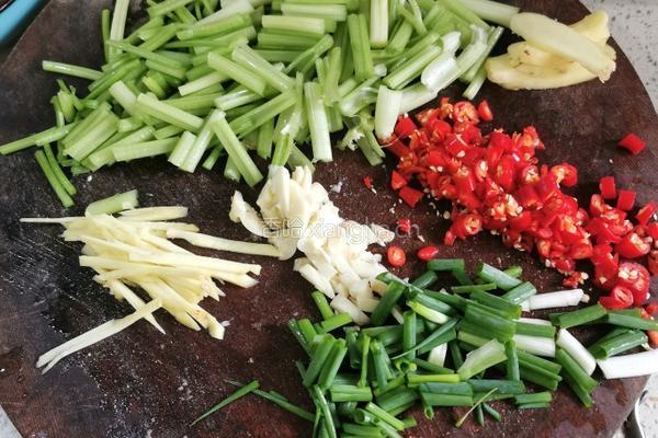 牛肉炒芹菜的做法图解2