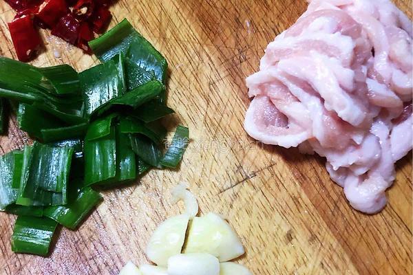 五花肉炒圆白菜的做法图解2