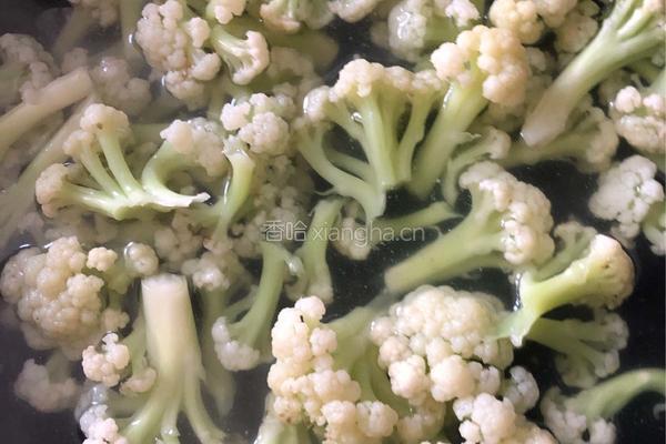 西红柿炒花菜的做法图解1
