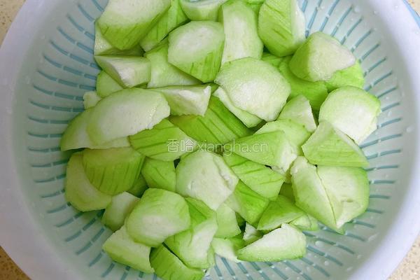 丝瓜豆腐汤的做法图解2
