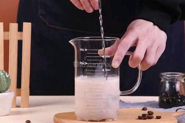 雪顶可可奶茶的做法图解2