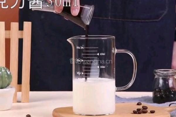 雪顶可可奶茶的做法图解3