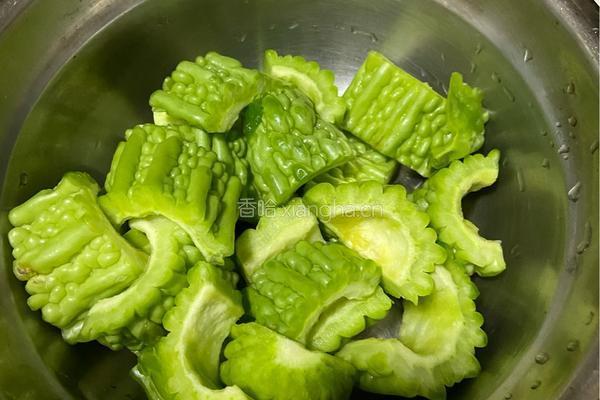 苦瓜黄豆排骨煲的做法图解1