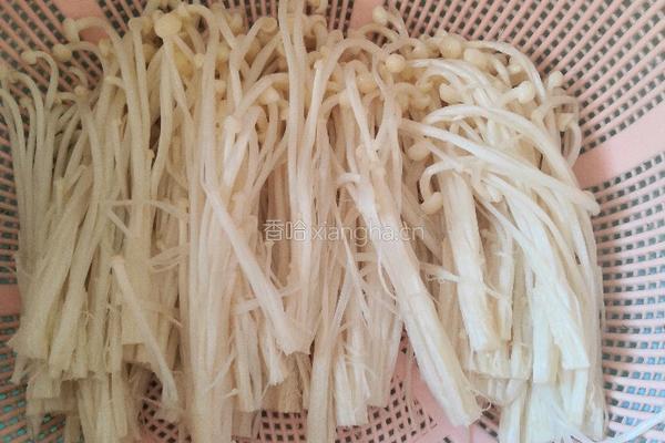 油炸金针菇的做法图解1