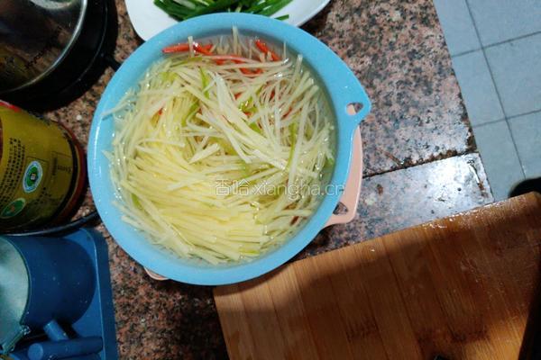 酸辣土豆丝的做法图解2