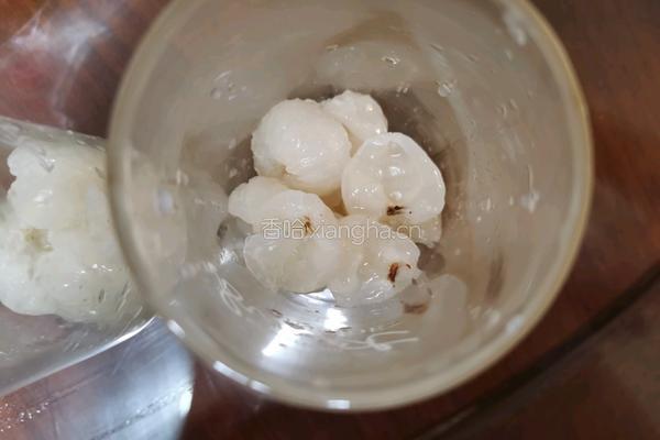 荔枝苏打气泡水的做法图解2