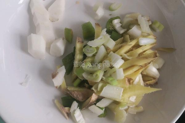 蘑菇土豆炖排骨的做法图解1