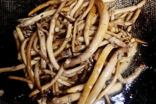 干煸老鸭茶树菇的做法图解2