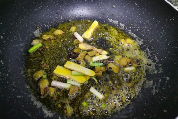 酸菜鲫鱼汤的做法图解4
