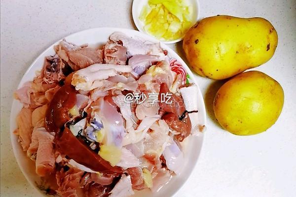 鸡肉焖土豆的做法图解1