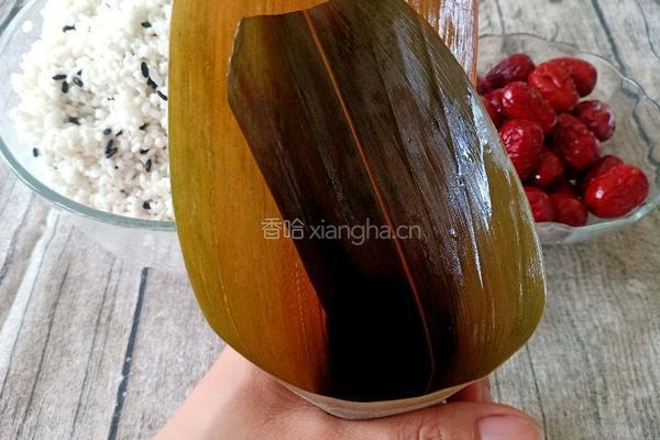 端午必吃的黑米红枣粽的做法图解5