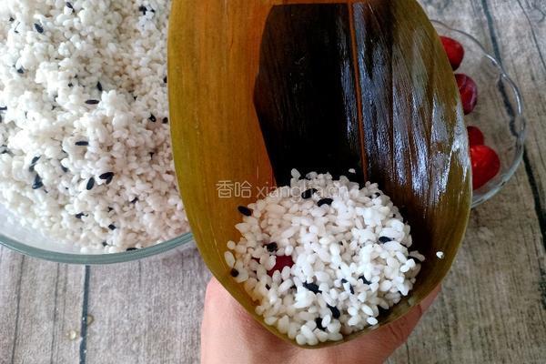 端午必吃的黑米红枣粽的做法图解7