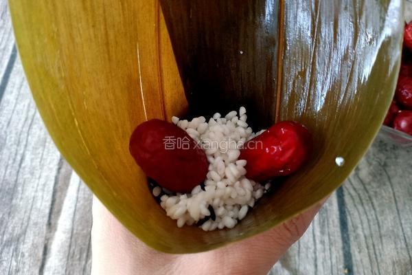 端午必吃的黑米红枣粽的做法图解6
