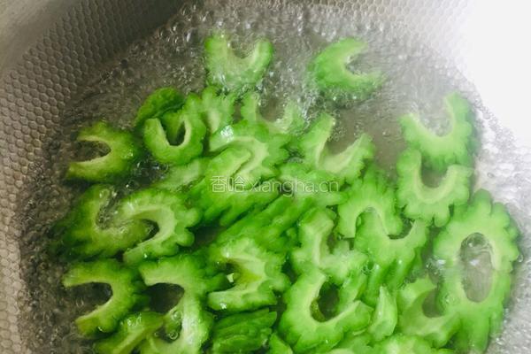 海米拌苦瓜的做法图解4