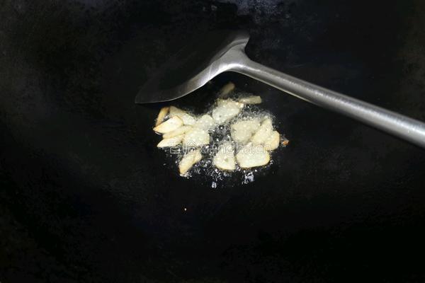 虾皮炒包菜的做法图解3