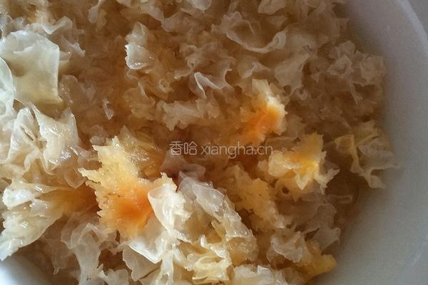 桂圆红枣银耳莲子羹的做法图解1