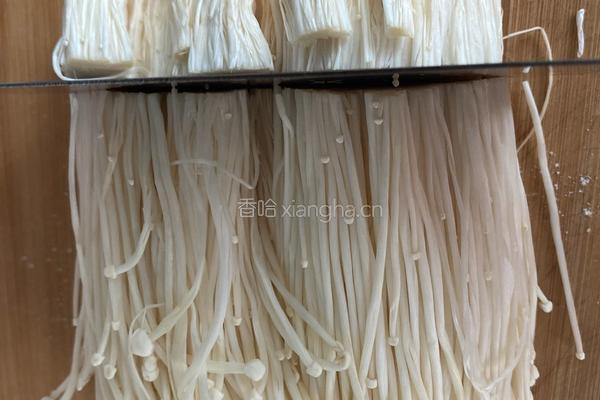 辣酱炒金针菇的做法图解1