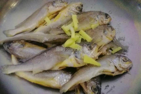油炸（烧烤）小黄鱼的做法图解1