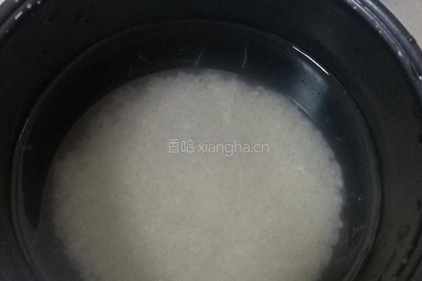 QQ火腿肠粥的做法图解1