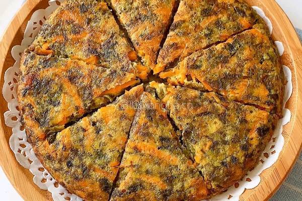 胡萝卜紫菜鸡蛋香酥饼的做法图解1