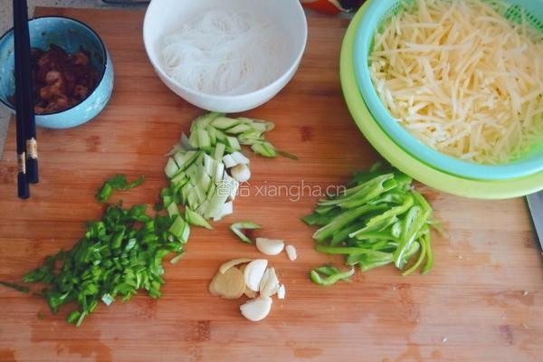土豆丝炒肉的做法图解1
